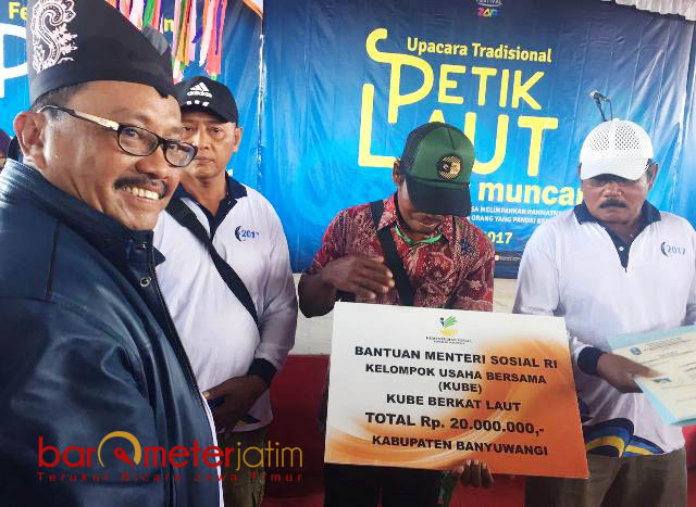 Petik Laut Muncar, Khofifah Kirim Lima Paket Bantuan Kube