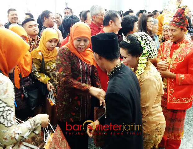 Sekuntum Mawar Merah dari Khofifah di Acara Nikah Massal