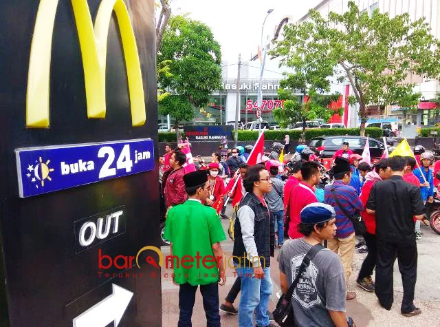 Ricuh di Konjen AS, Massa Bela Palestina Segel McDonalds