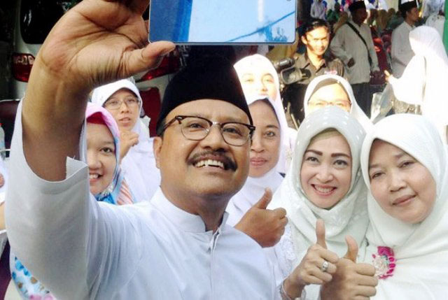 Geleri Cagub Jatim: Yang Mengajak dan Diajak Wefie