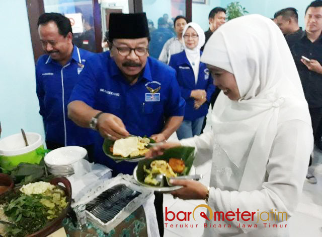 Makan Nasi Pecel Bareng, Khofifah-Soekarwo Kian Gayeng