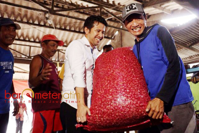 Di Nganjuk, Emil Berkeringat Bersama Petani Bawang