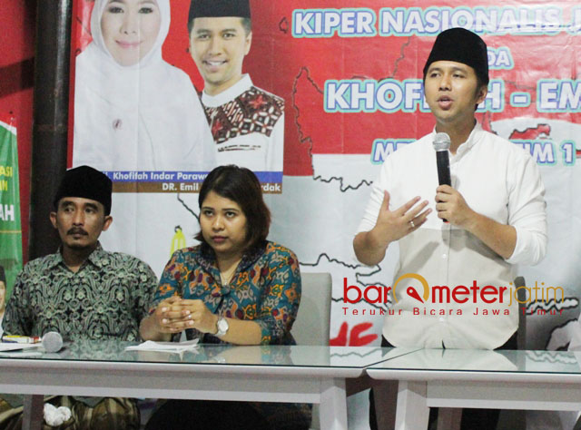 Bawa Kado Ayam Jago, Alumni GMNI Dukung Khofifah-Emil