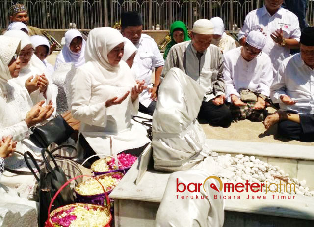 9,5 Jam Jelang Debat, Khofifah Ziarah ke Makam Sunan Ampel