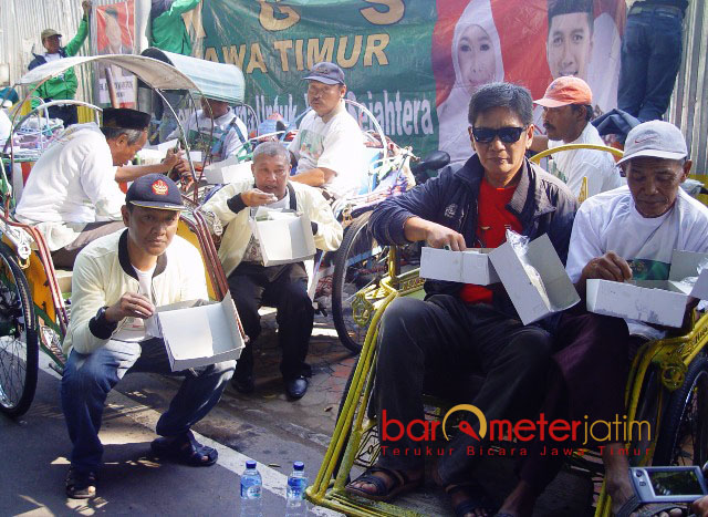 Relawan Khofifah di Gresik Ajak Tukang Becak Sarapan Bareng