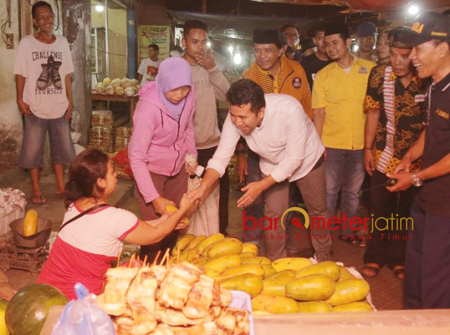 Blusukan di Pasar Waru, Emil Sahur Bareng Pedagang