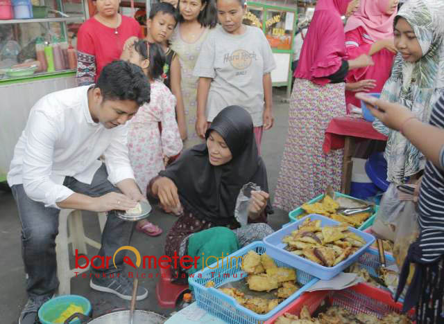 Ngabuburit, Mendadak Emil Jadi Koki Martabak di Pasar Kaget