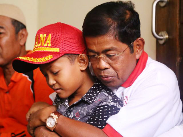 Terharu, Mensos Peluk Erat Anak Korban Rusuh Mako Brimob