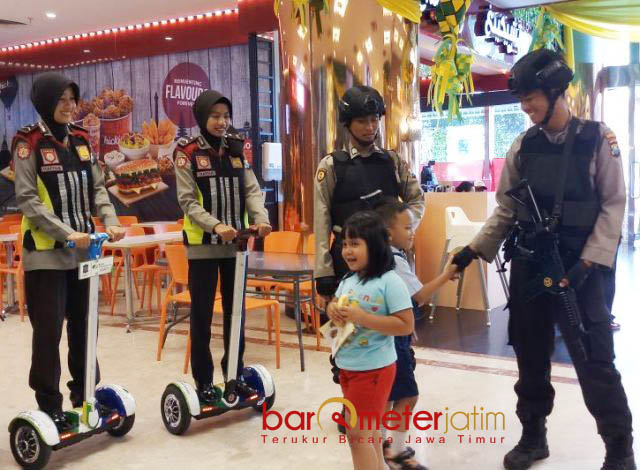 Pakai Segway, Tim Srikandi Polrestabes Patroli di Mall