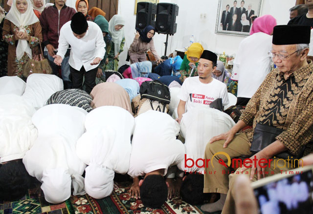 Menang! Khofifah Sujud Syukur Bersama Keempat Anaknya