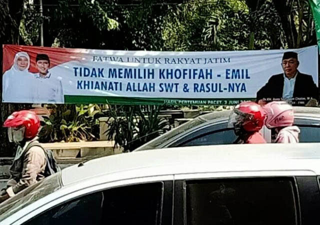 Elektabilitas Meroket, Khofifah-Emil Diserbu Spanduk Hitam