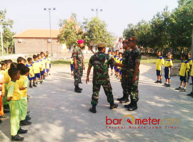 Satgas TNI Ramai-ramai Datangi SDN Ngampel Gresik
