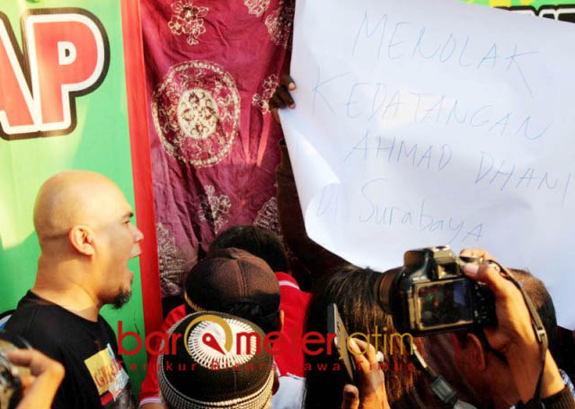 Makan Lontong Balap, Dhani Diusik 3 Pendemo Bermasker