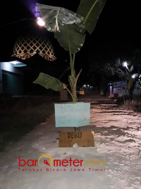 Warga di Lamongan Blokade Jalan Gunakan Keranda Mayat