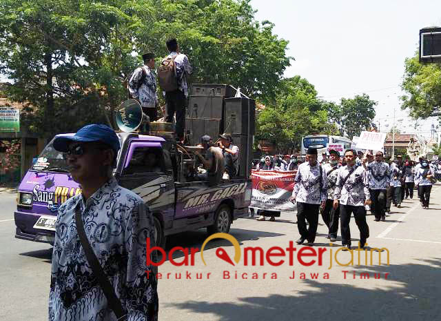 Minta Jadi PNS Tanpa Tes, Honorer Lamongan Turun Jalan
