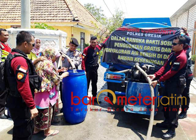 Kemarau Panjang, Polres Gresik Beri Bantuan Air Bersih