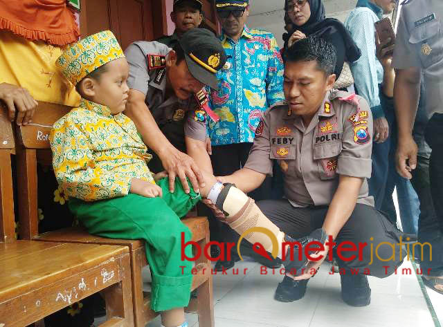 Secercah Harapan Bocah Yatim dengan Kaki Palsu dari Polisi