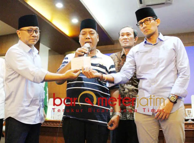 Terpikat Sandi, Emak-emak Nyawer Pakai Sisa Uang Belanja