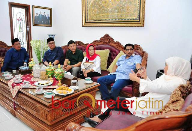Silaturahim ke Khofifah, TKD Jatim Dihadiahi Serban Jokowi