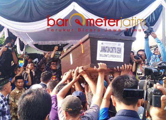 Jenazah Dipulangkan, Ibunda Korban Lion Air JT610 Pingsan