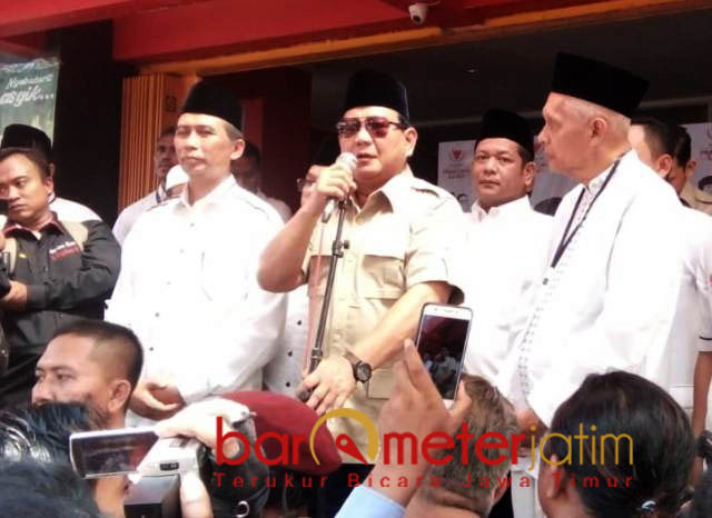 Prabowo, Cari Dukungan Sambil Nikmati Sate Khas Ponorogo