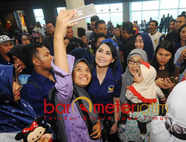 Bertemu Artis Caleg Nasdem, Ibu Pengunjung Mall Histeris