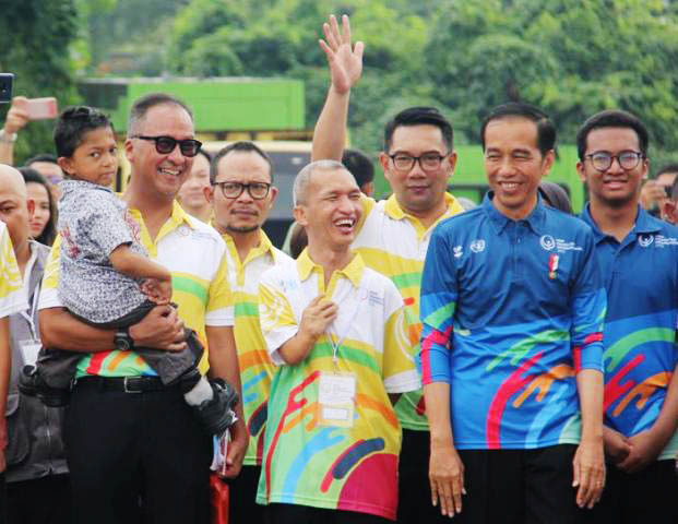 Bangganya Bocah Disabilitas Ini dalam Gendongan Jokowi