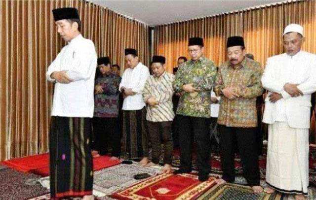 Sindir Kubu Prabowo, JKSN: Jokowi Shalat kok Kepanasan!