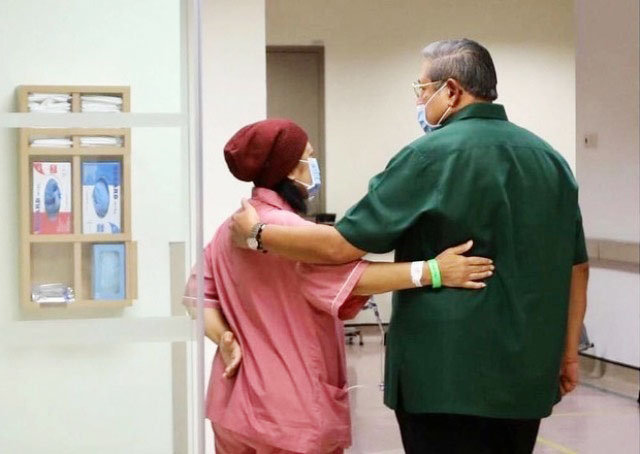 Setia Dampingi Istri Sedang Sakit, SBY Nyoblos di Singapura