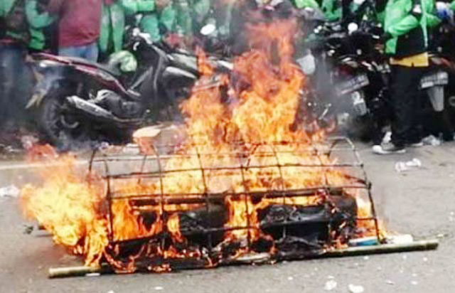 Tuntut Kenaikan Tarif, Driver Ojol di Surabaya Bakar Keranda