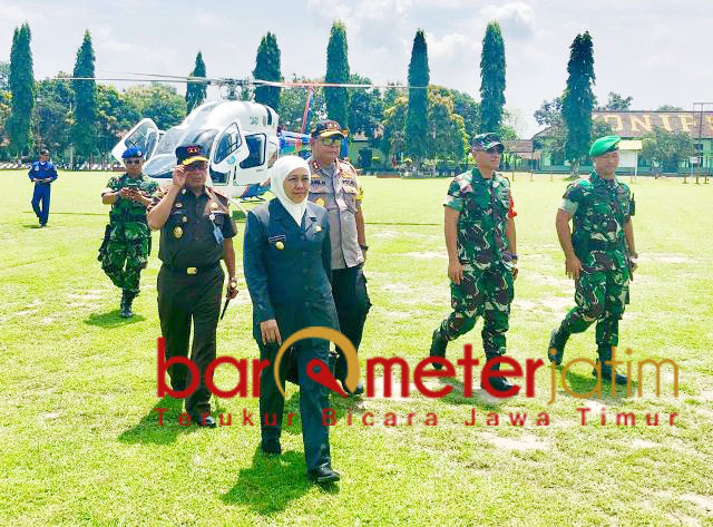 Naik Helikopter, Khofifah Tinjau Kesiapan Pemilu di 3 Kabupaten