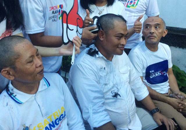 Menang Quick Count, Relawan Jokowi di Jatim Cukur Gundul
