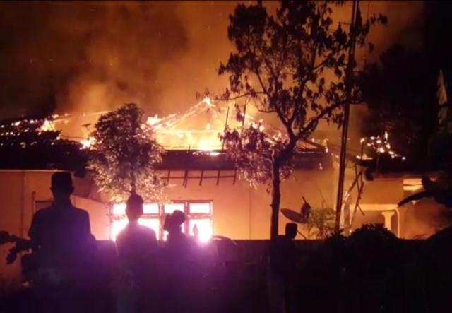 Kantor Polsek Tambelangan di Sampang Dibakar Massa