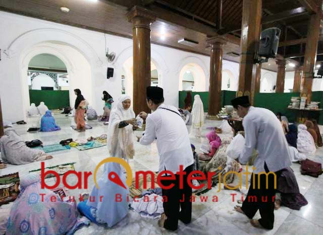 Pegawai Bapenda Jatim Berbagi 2000 Nasi Bungkus di 2 Masjid