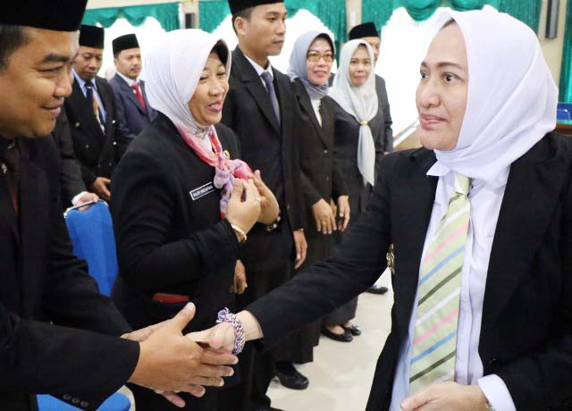 Heboh Bupati Bojonegoro ke Inggris, Khofifah: Sudah Izin