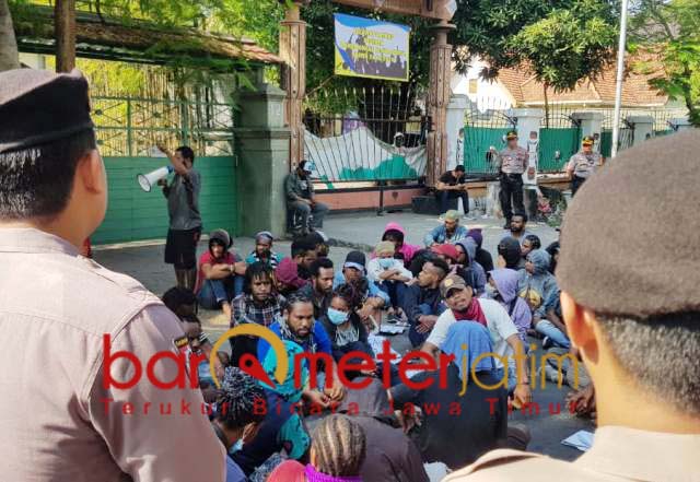 Minta Rekan Dibebaskan, Mahasiswa Papua Blokir Jalan