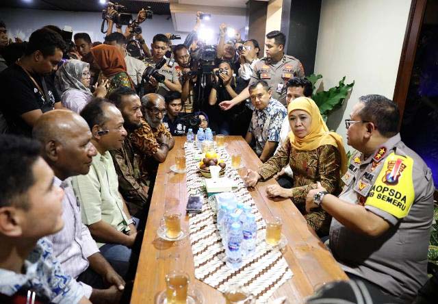 Cangkrukan di Surabaya, Khofifah Nyanyikan Lagu Papua