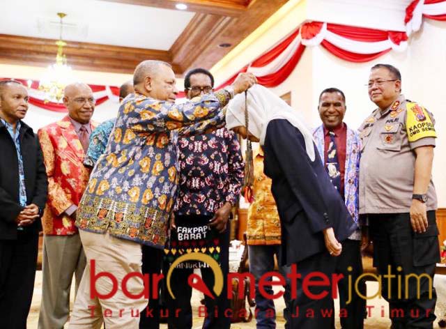 Datang ke Jatim, Pendeta Papua Hadiahi Khofifah Noken