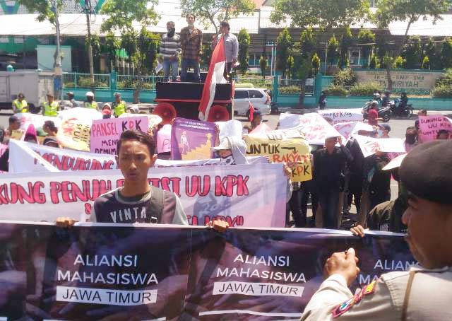 Aliansi Mahasiswa Jatim Pro Revisi UU: KPK Bukan Malaikat