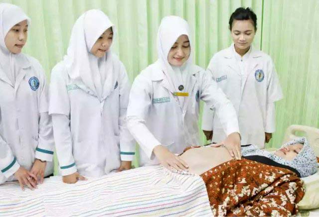 Stunting Masih Tinggi, Khofifah ke Bidan: Pantau Seluruh Bayi
