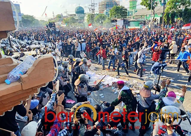 Demo di Surabaya Diwarnai Bentrok, Ada Kapak Dilempar