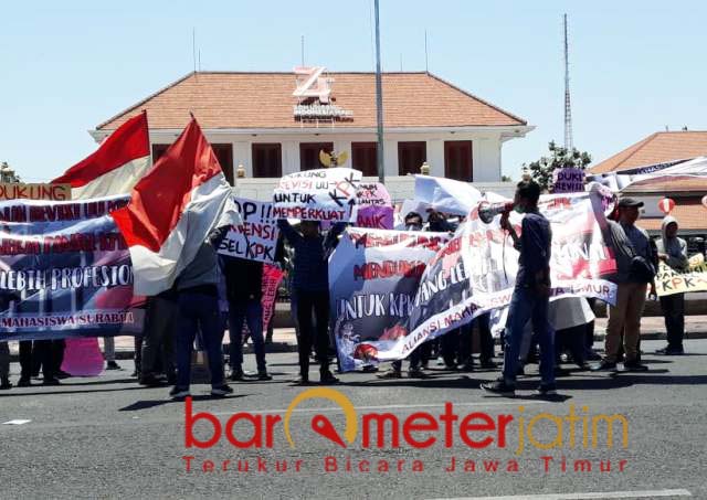 Dukung Revisi UU KPK, Massa AMS Gelar Aksi di Depan Grahadi