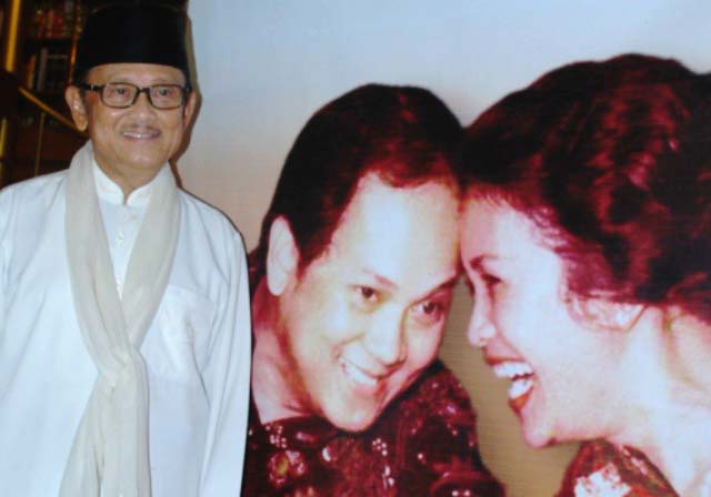 BJ Habibie di Mata Khofifah: Sosok Romantis Penuh Cinta