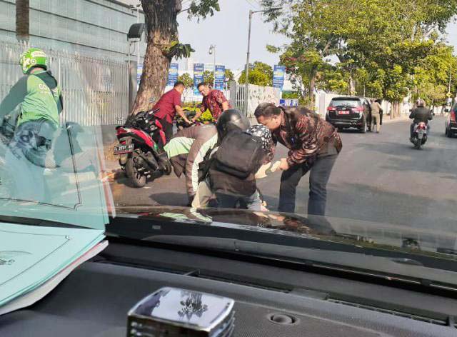 Viral Foto Wawali Whisnu Tolong Pasutri Terjatuh dari Motor