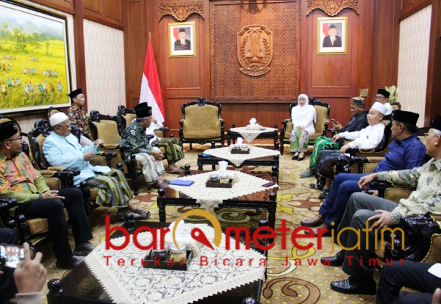 Bahas Hari Santri, Kiai PWNU Jatim Temui Khofifah di Grahadi