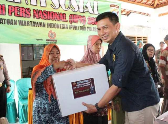PWI-Polres Lamongan Bantu Sembako Warga Sekitar Hutan