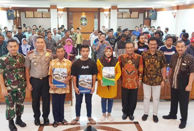 Warga Korban Bentrok Suporter, Khofifah Bantu Rp 176 Juta