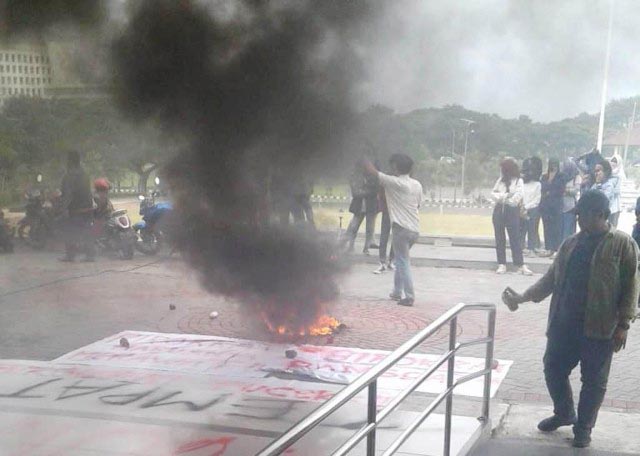 Bentuk Komisi Disiplin, Unesa Usut Pembakar Jas Almamater