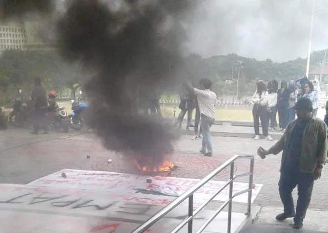 Bentuk Komisi Disiplin, Unesa Usut Pembakar Jas Almamater