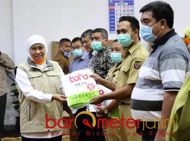 Lawan Corona Khofifah Bagikan 7.100 APD di 64 RS Rujukan